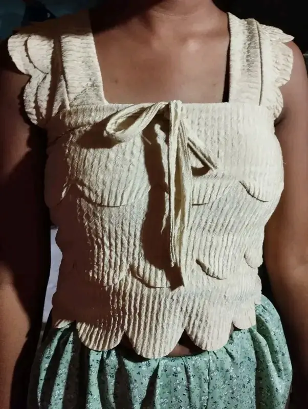 SCALLOP EDGE TEXTURED CROP TOP
