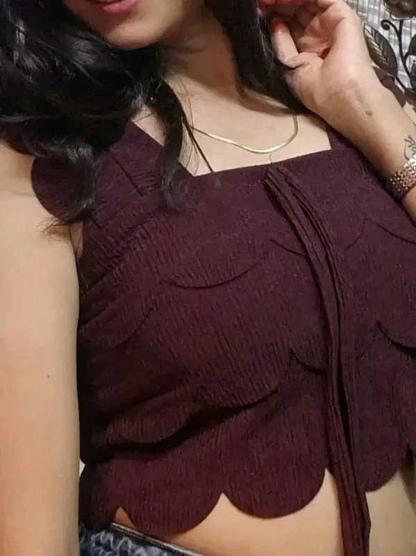 SCALLOP EDGE TEXTURED CROP TOP